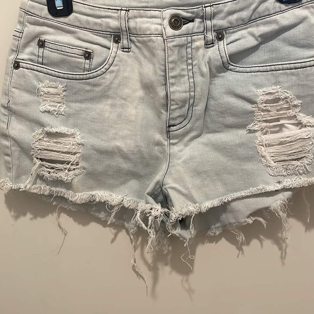 Distressed Jean shorts - Picture 2 of 4